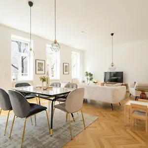 apt-spacious-in-the-heart-of-the-8th-district.vienna-besthotels.com/
